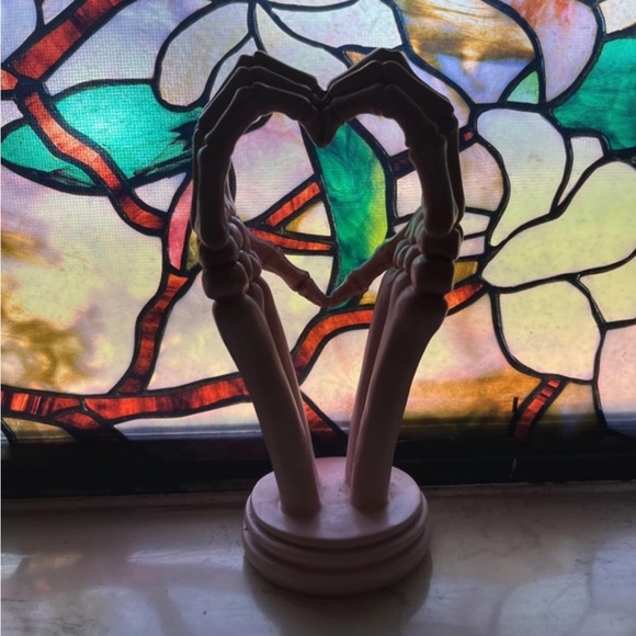 Pink skeleton heart hands table decor - Picture 2 of 5